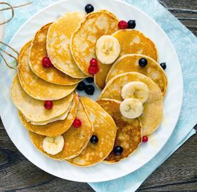 Bananen-Pancakes mit Ahornsirup