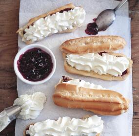Eclairs mit Konfitüre und Schlagsahne