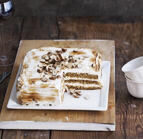 Flambierte Nuss-Baiser-Torte