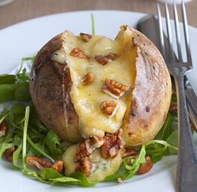 Ofenkartoffel mit Käse, Salat und Walnüssen