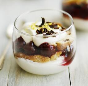 Panettone-Kirschdessert im Glas