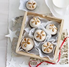 Pinienkernmakronen mit Schokofüßchen