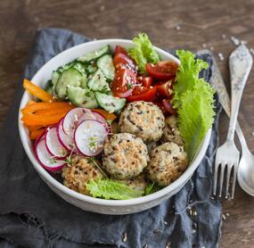 Kernige Quinoa-Hackbällchen mit Salat