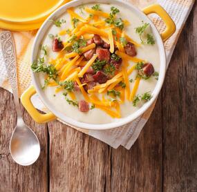 Kartoffelsuppe mit Cheddar und Speck