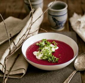 Rote-Bete-Suppe mit Meerrettichschmand