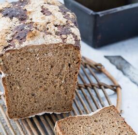 Einfaches Kastenbrot mit Roggenmehl