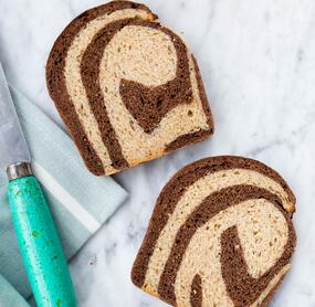 Süßes Marmor-Roggenbrot mit Kakao