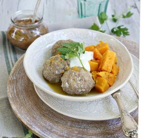 Fleischbällchen mit Koriander-Aprikosen-Chutney und Süßkartoffeln