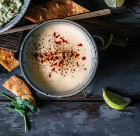 Cremiger Käsedip mit Cheddar