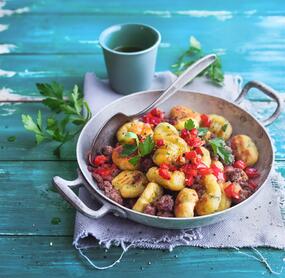 Petersiliengnocchi mit Hack und Paprika