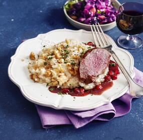 Rehrücken mit Granatapfelsoße auf Walnussrisotto