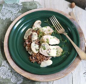 Schweinefilet mit Pilzen und Dinkelreis in heller Soße