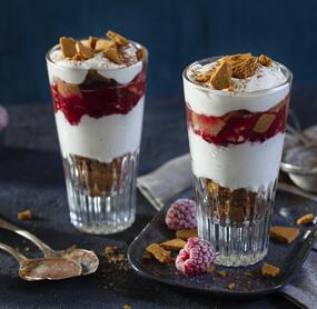 Schichtdessert mit Spekulatius und Himbeeren