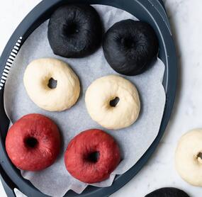 Farbenfrohe Bagels