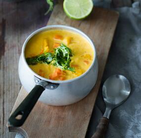Fruchtige Karotten-Mango-Suppe mit frittiertem Rucola