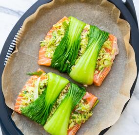Gedämpfte Lachspäckchen mit Pak Choi & Ingwer