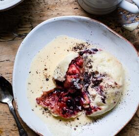 Germknödel mit Vanillesoße und Mohnzucker