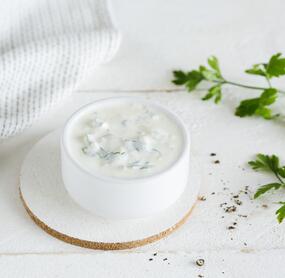Erfrischender Joghurt-Dip mit Zitrone