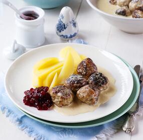 Original Köttbullar mit Preiselbeeren und Soße