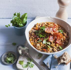 Linseneintopf mit Tomaten und Speck