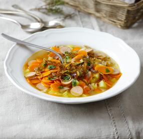 Möhreneintopf mit gerösteten Zwiebeln