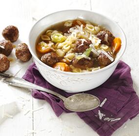 Nudelsuppe mit Rinderhackbällchen