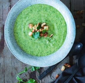 Petersilien-Wirsing-Cremesuppe mit Walnuss-Croûtons