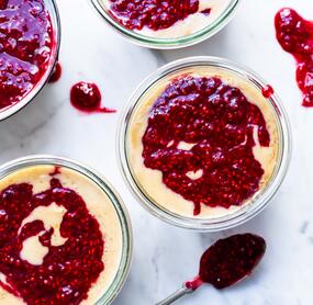 Veganer Quinoapudding mit Himbeerpüree