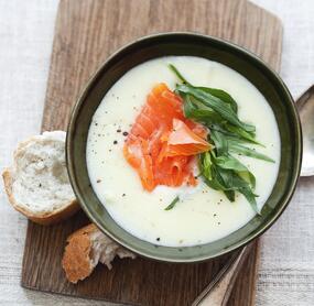 Spargelsuppe mit Lachsforelle