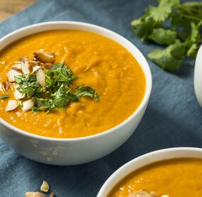Vegane Süßkartoffel-Karotten-Suppe mit gerösteten Mandeln