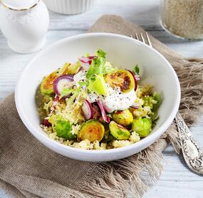 Lockerer Couscous mit gebratenem Rosenkohl und Zitronencreme