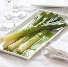 Gedämpfter junger Porree mit Vinaigrette