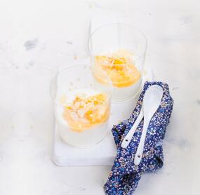 Joghurt mit Pfirsich-Birnen-Soße