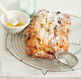 Einfacher Quarkstollen mit Rosinen