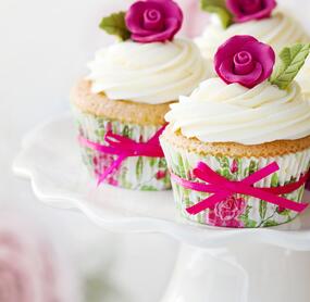 Festliche Vanillemuffins mit Frischkäse-Topping