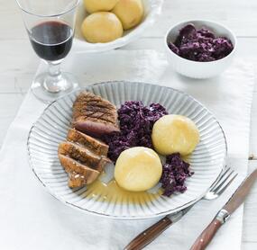 Entenbrust mit Rotkohl und Klößen