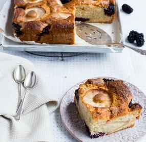 Schneller Apfelkuchen mit Brombeeren