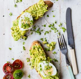 Avocado-Toast mit Ei