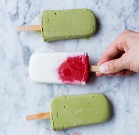 Erdbeer-Pfirsich-Eis am Stiel