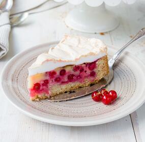 Saftiger Johannisbeerkuchen mit Baiser