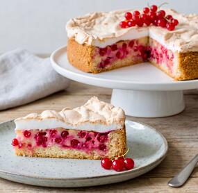 Saftiger Johannisbeerkuchen mit Baiser
