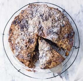 Einfacher Marmorkuchen mit knusprigen Streuseln