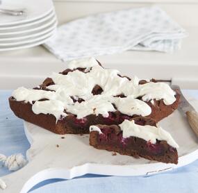 Schoko-Kirsch-Kuchen mit Frischkäsetopping