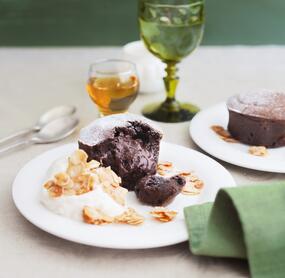 Schokoladenküchlein mit flüssigem Kern, Amarettosahne und Karamellmandeln