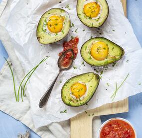 Avocado-Baked-Eggs mit Tomatensalsa