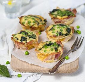 Bacon-Muffins mit Spinat, Erbsen und Ei