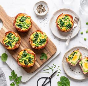 Bacon-Muffins mit Spinat, Erbsen und Ei