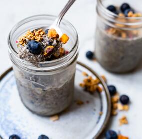Chia-Pudding mit Blaubeeren und Crunch