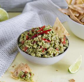 Broccomole mit selbst gemachten Nachochips