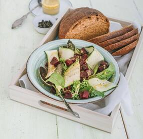 Bunter Blattsalat mit Tomaten-Walnuss-Brot